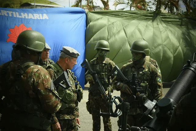 Comandante do Exército acompanha operações do 4º GAC Leve de Montanha