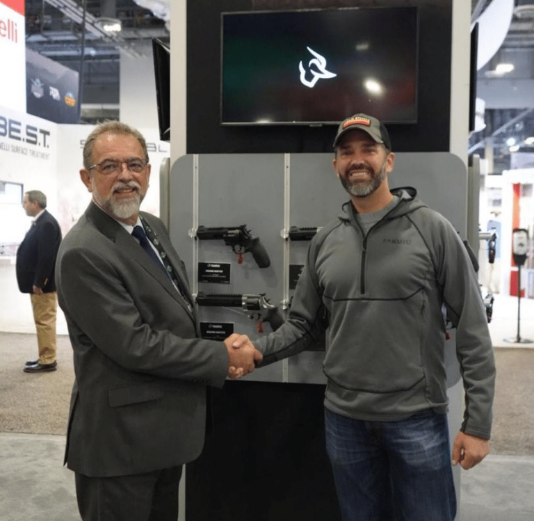 Donald Trump Jr. prestigia estande da Taurus na Shot Show 2025