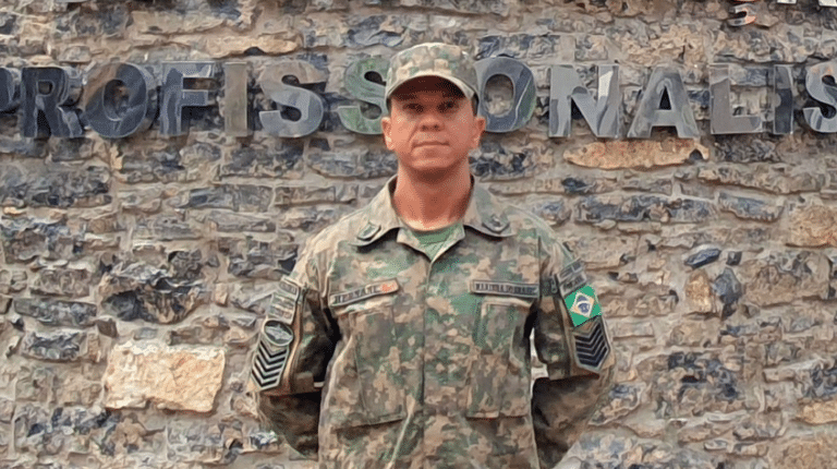 Sargento Fuzileiro Naval Hernani resgata adolescentes no Rio Caraíva, na Bahia