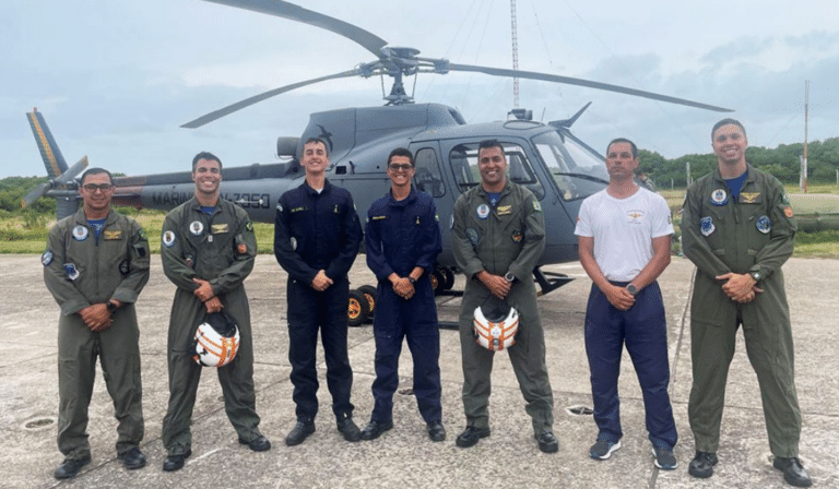 Futuros oficiais da Marinha visitam Esquadrão de Helicópteros no RS
