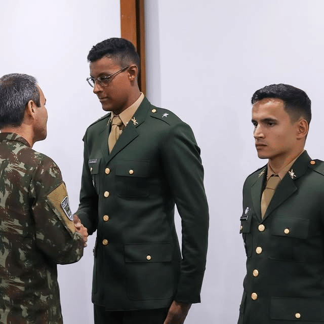 38º BI recebe novos oficiais e homenageia militares em partida