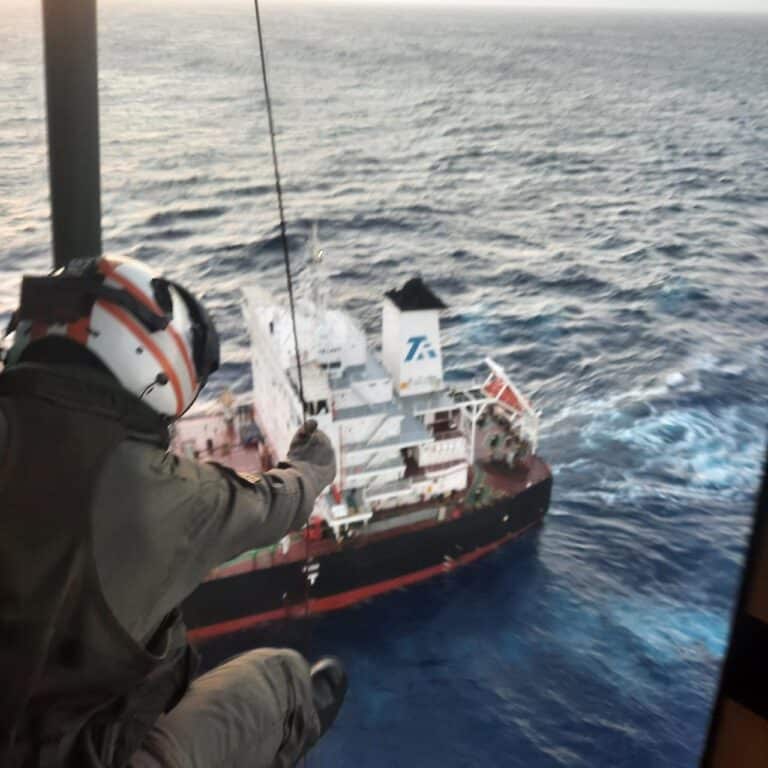 Marinha resgata tripulante com sintomas de infarto em alto-mar