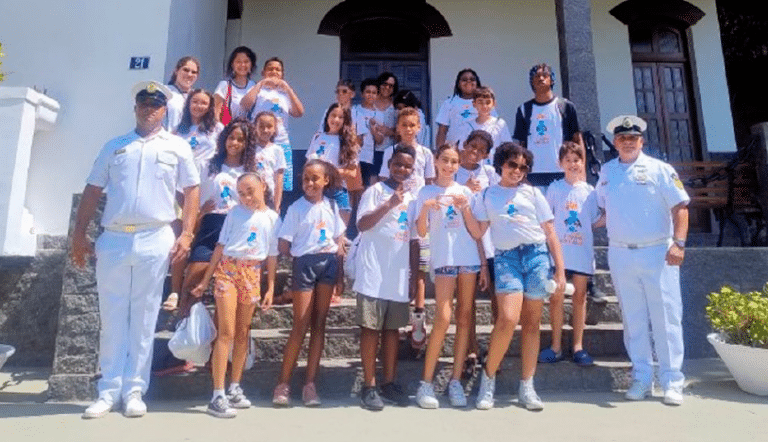 Marinha recebe crianças da UERJ em visita ao Museu da Imigração