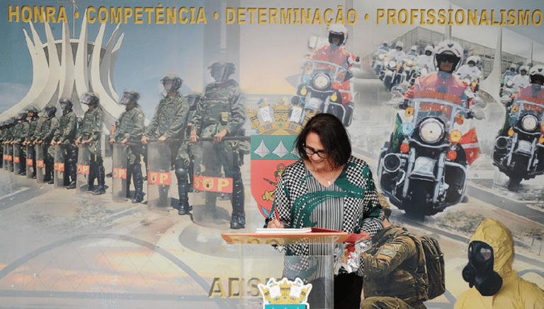 Senadora Damares Alves visita Grupamento de Fuzileiros Navais de Brasília