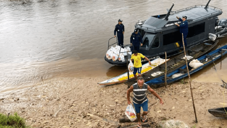 Marinha leva ajuda humanitária a ribeirinhos do Rio Juruá