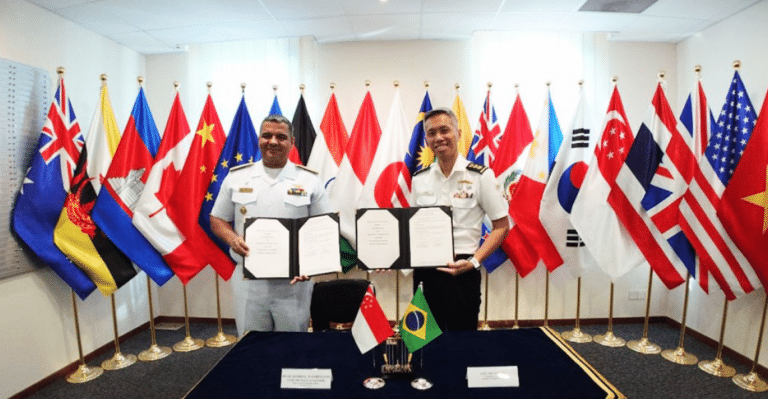 Marinha do Brasil e Singapura assinam memorando sobre navegação