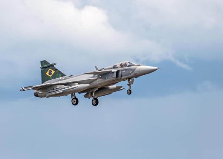 Gripen é testado em Anápolis com carga máxima e calor extremo