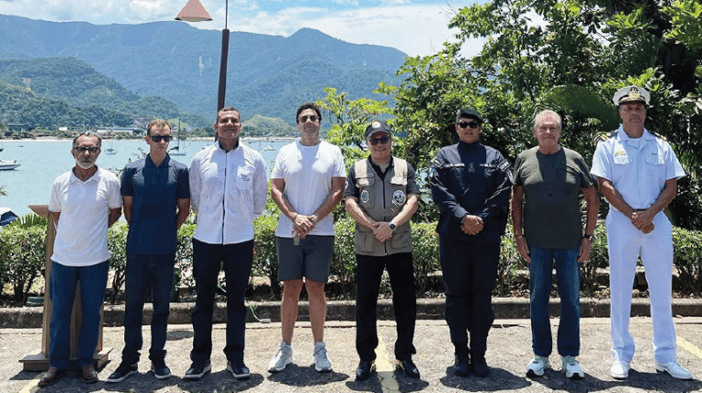 Marinha e comunidade náutica exaltam patriotismo em Angra dos Reis