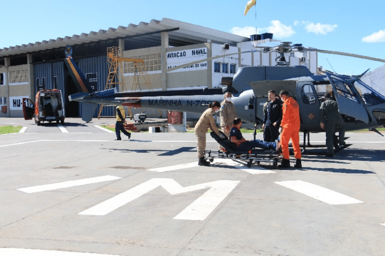 Marinha resgata homem no Pantanal com apoio de helicóptero