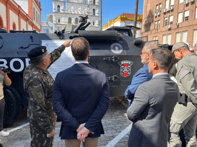 Exército fortalece segurança no RS com doação de blindados e fuzis