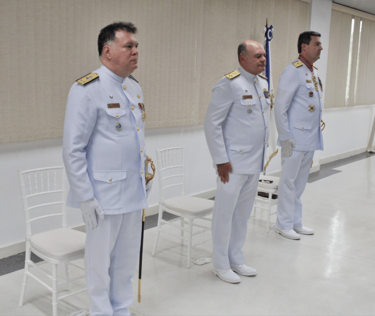 Almirante Cypriano assume direção da Escola de Guerra Naval