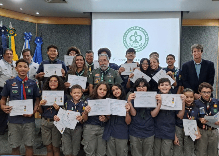 FEMAR homenageia escoteiros em cerimônia na Diretoria de Portos e Costas