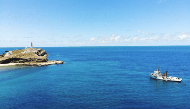 Marinha assegura sinalização náutica em Abrolhos e litoral baiano