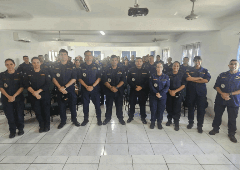 Grupo de pessoas em uniforme naval em sala de aula.