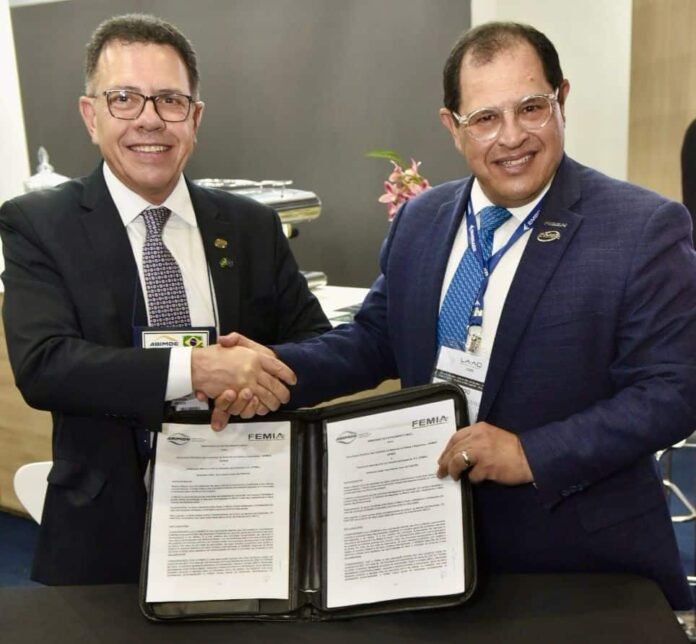 Dois homens firmam acordo de cooperação empresarial.