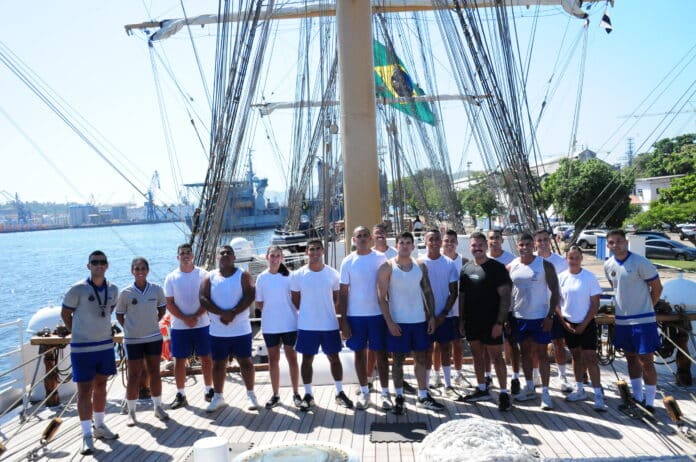 Tripulação em treinamento no navio veleiro brasileiro.