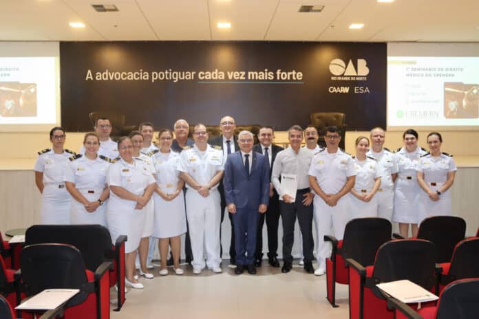 Pessoas uniformizadas no seminário de direito médico.