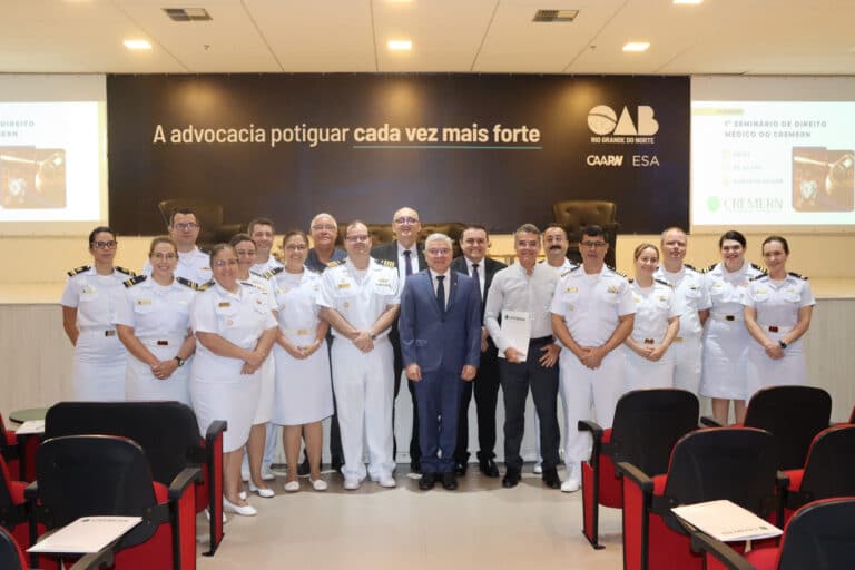 Pessoas uniformizadas no seminário de direito médico.