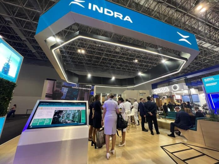 Estande da Indra em feira tecnológica.