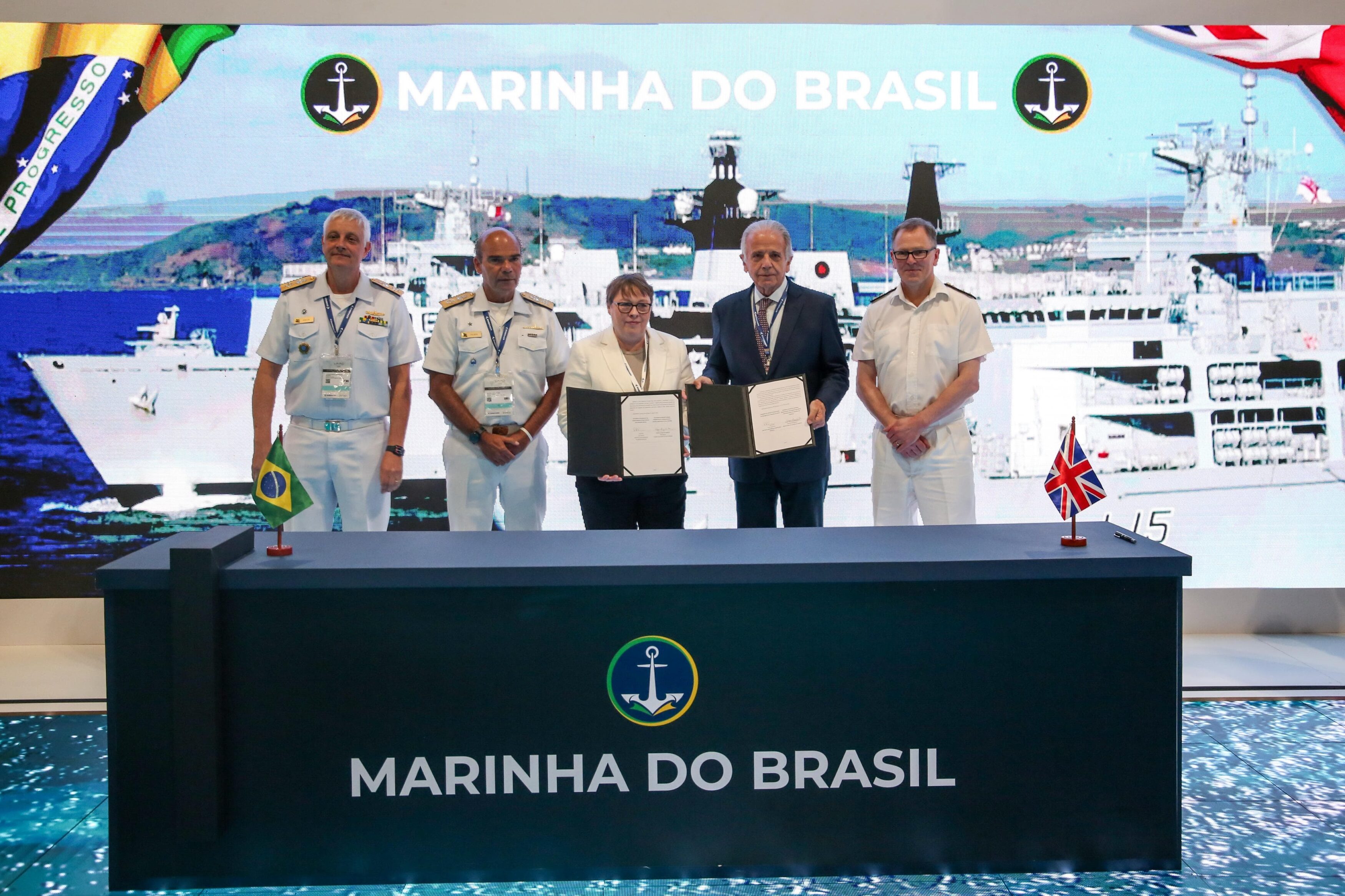 Cerimônia de assinatura Marinha do Brasil e Reino Unido.
