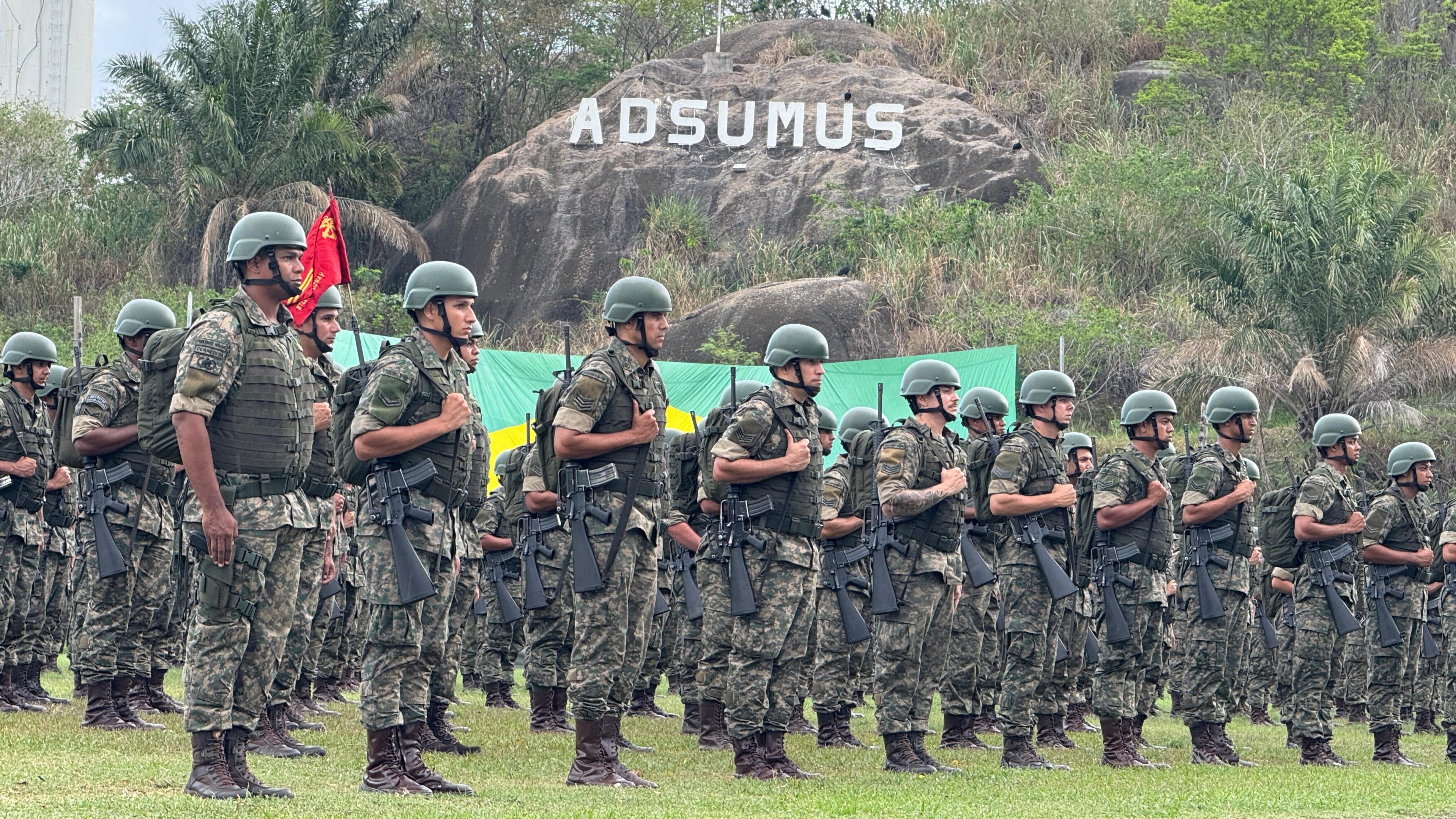 Soldados em formação em frente à rocha 'Adsumus'.