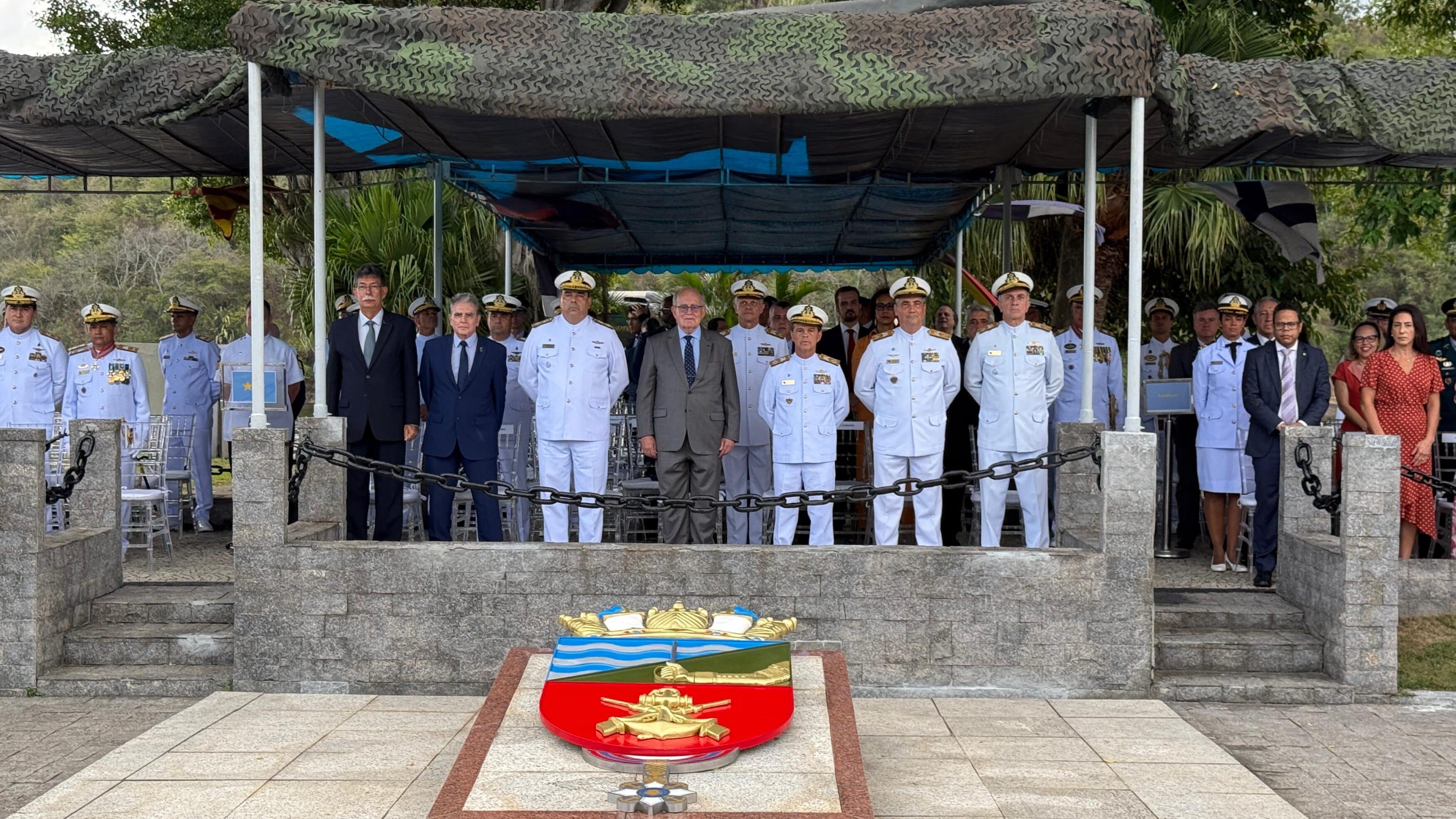 Cerimônia militar com oficiais uniformizados.