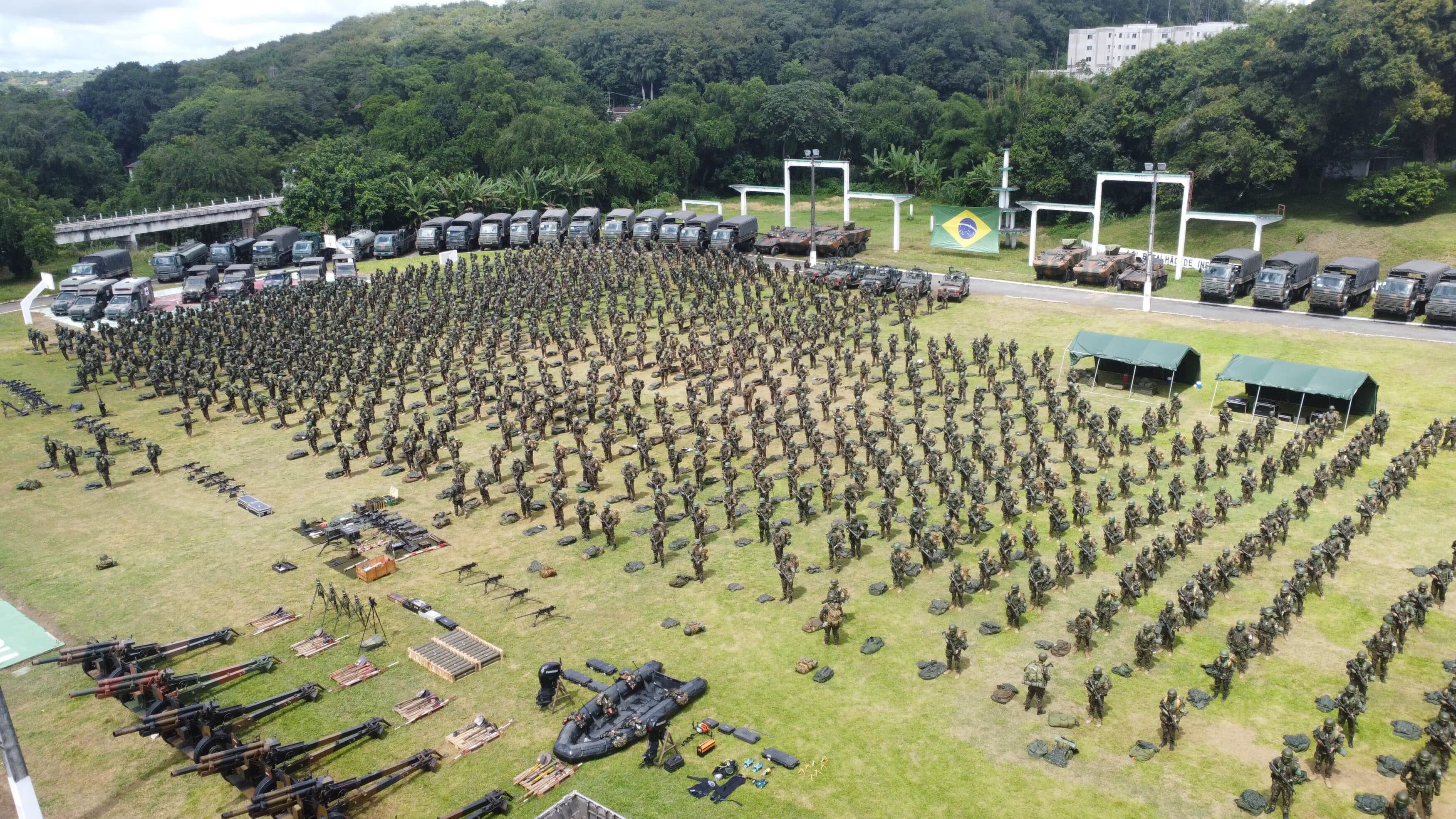 Formação militar com veículos no Brasil