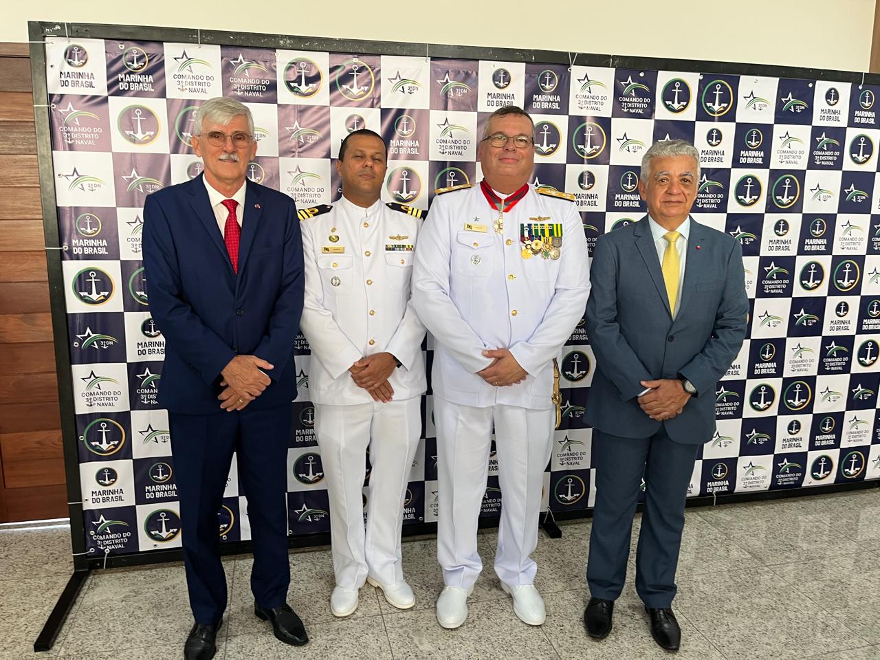 Quatro homens em evento da Marinha do Brasil.