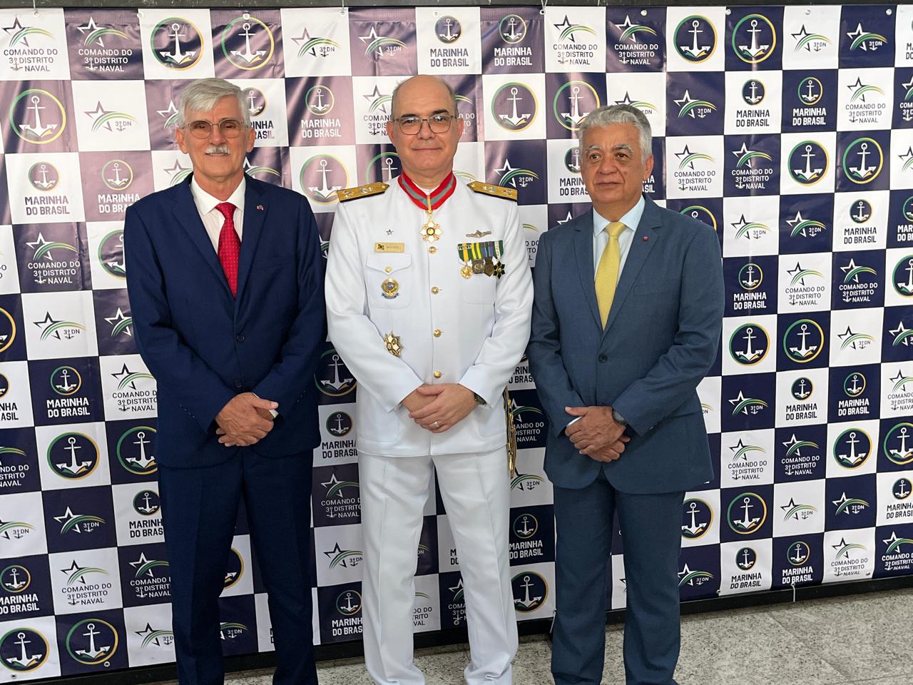 Três homens em evento da Marinha do Brasil.