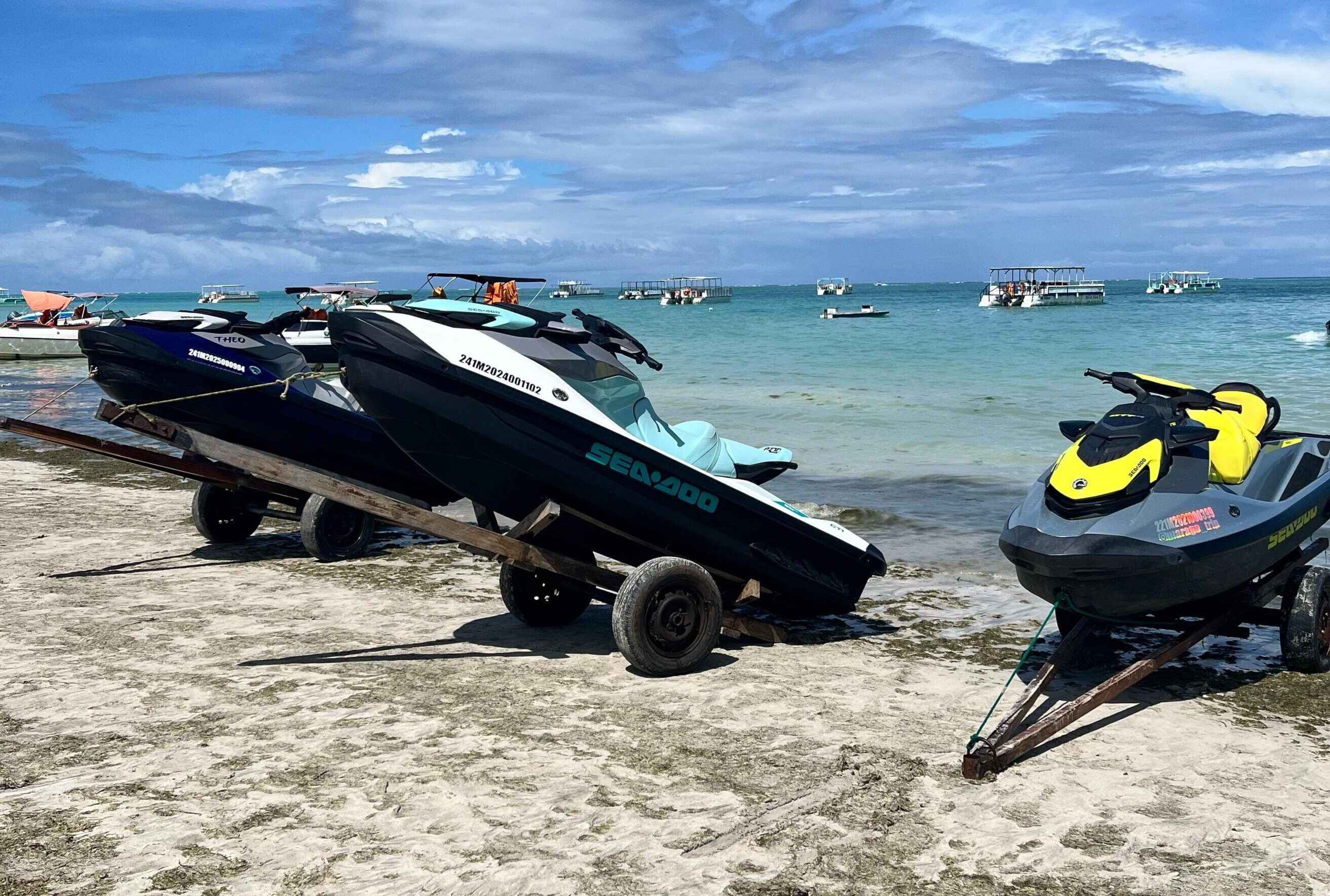 Jet skis estacionados na praia ensolarada