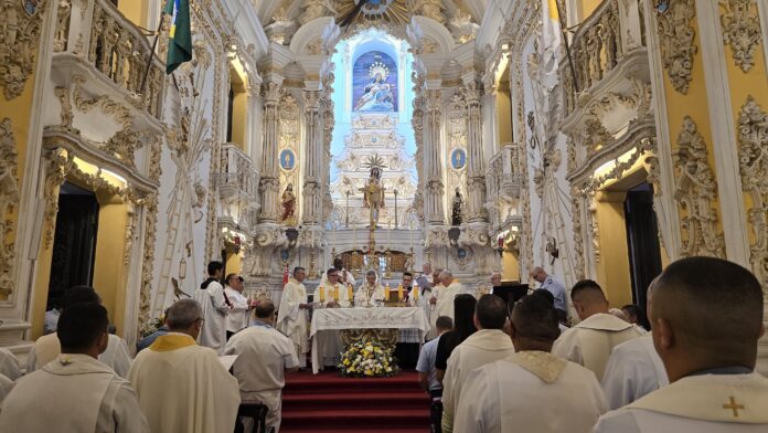 Missa em igreja barroca com sacerdotes e fiéis.