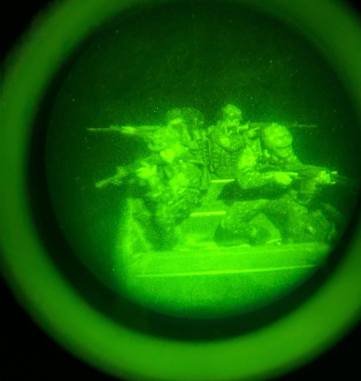 Soldados usando visão noturna em operação tática.