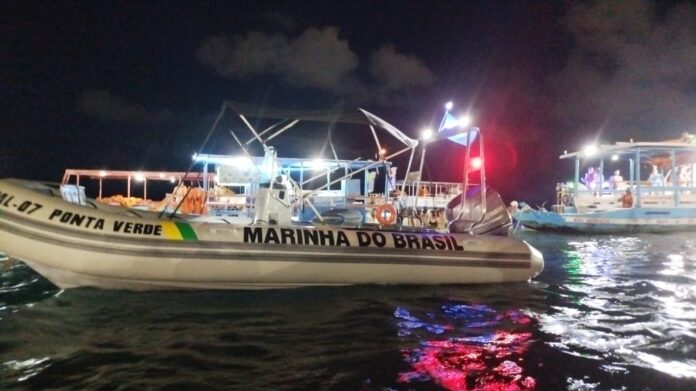 Barco da Marinha do Brasil à noite no mar.