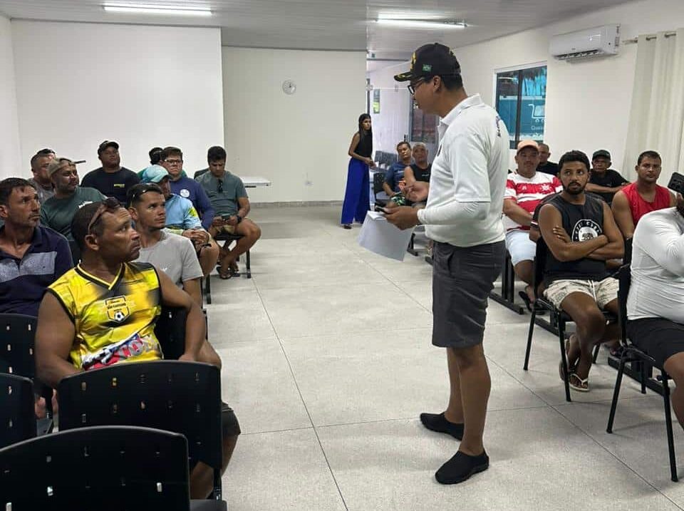 Homem da palestra para grupo em sala de reunião.