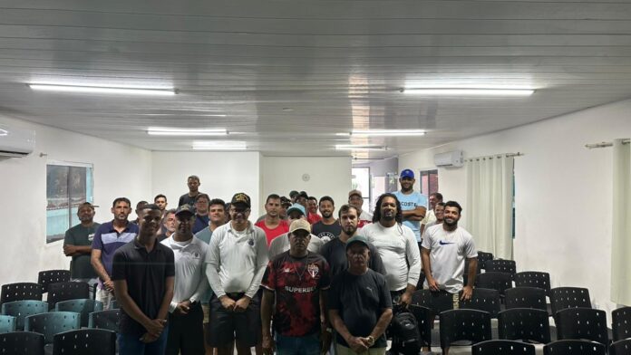 Grupo de pessoas em sala de reunião.