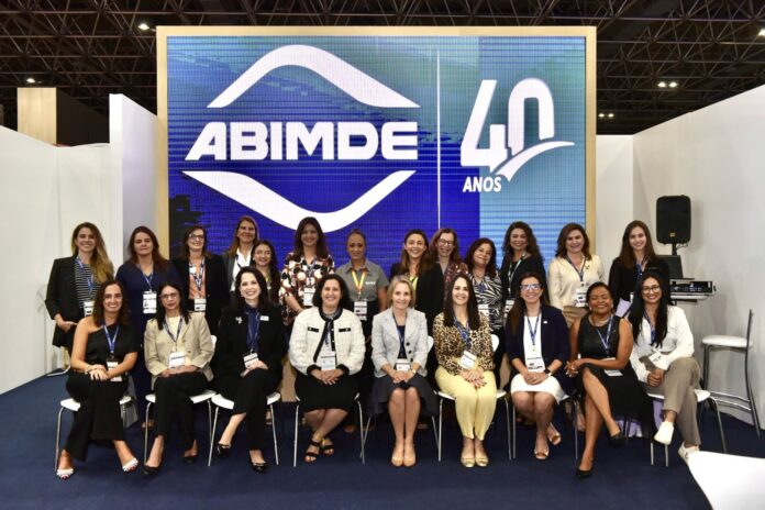 Mulheres posando em evento ABIMDE, 40 anos.