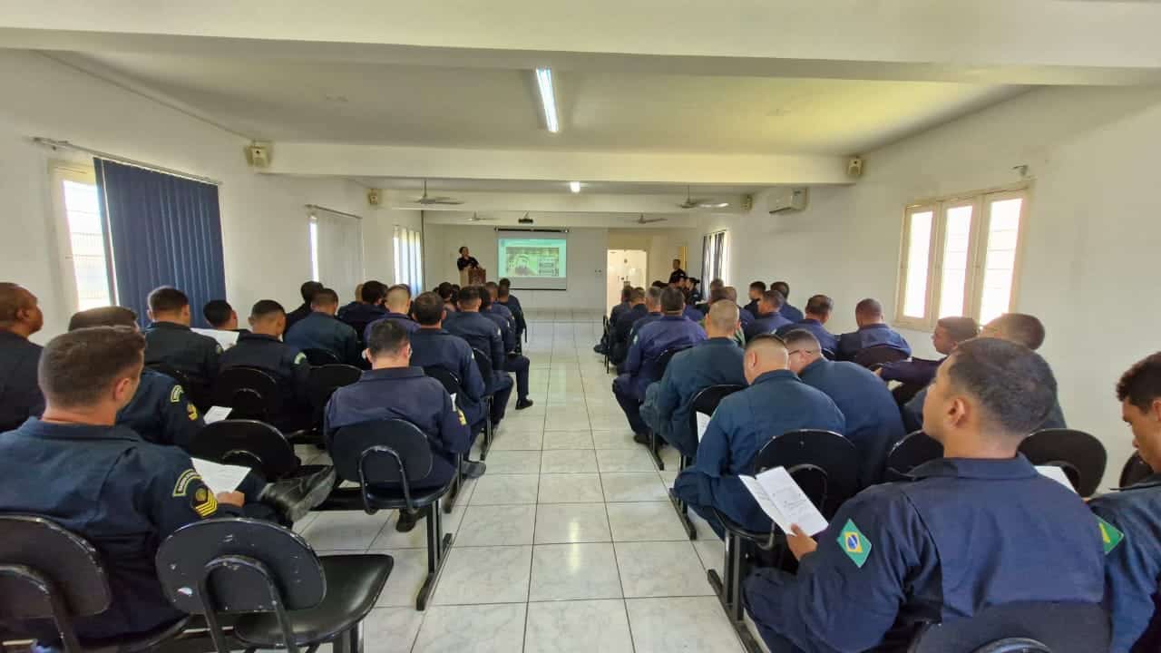 Treinamento de policiais em sala de aula