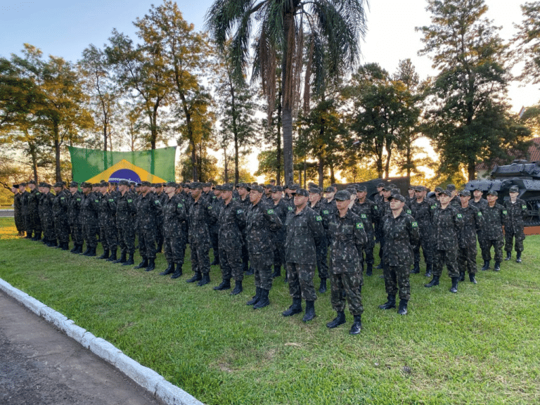 Cadetes da AMAN vivenciam rotina de tropa pelo Brasil