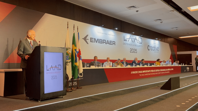 Evento LAAD Defence & Security 2025 com painelista.