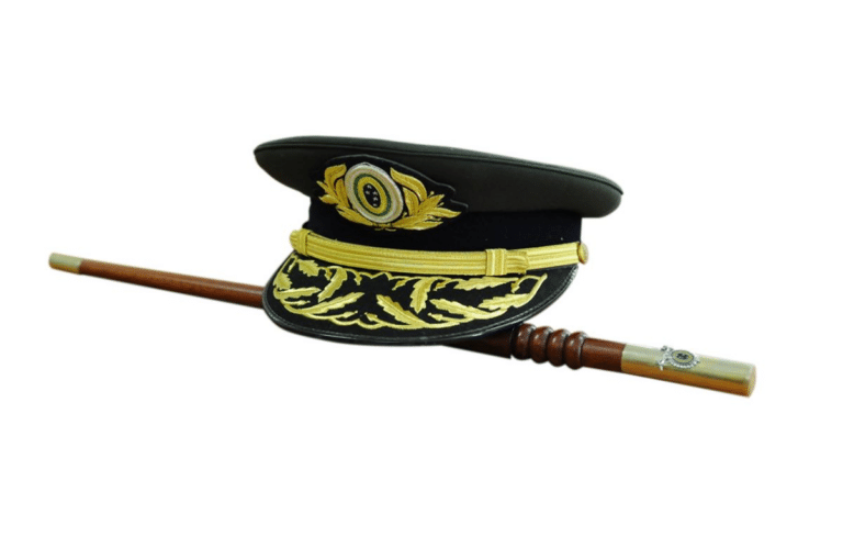 Chapéu militar com bordado dourado e bastão.