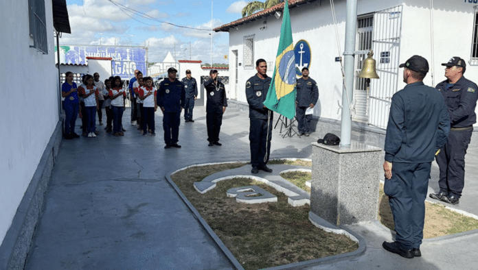 Cerimônia de hasteamento da bandeira com oficiais.