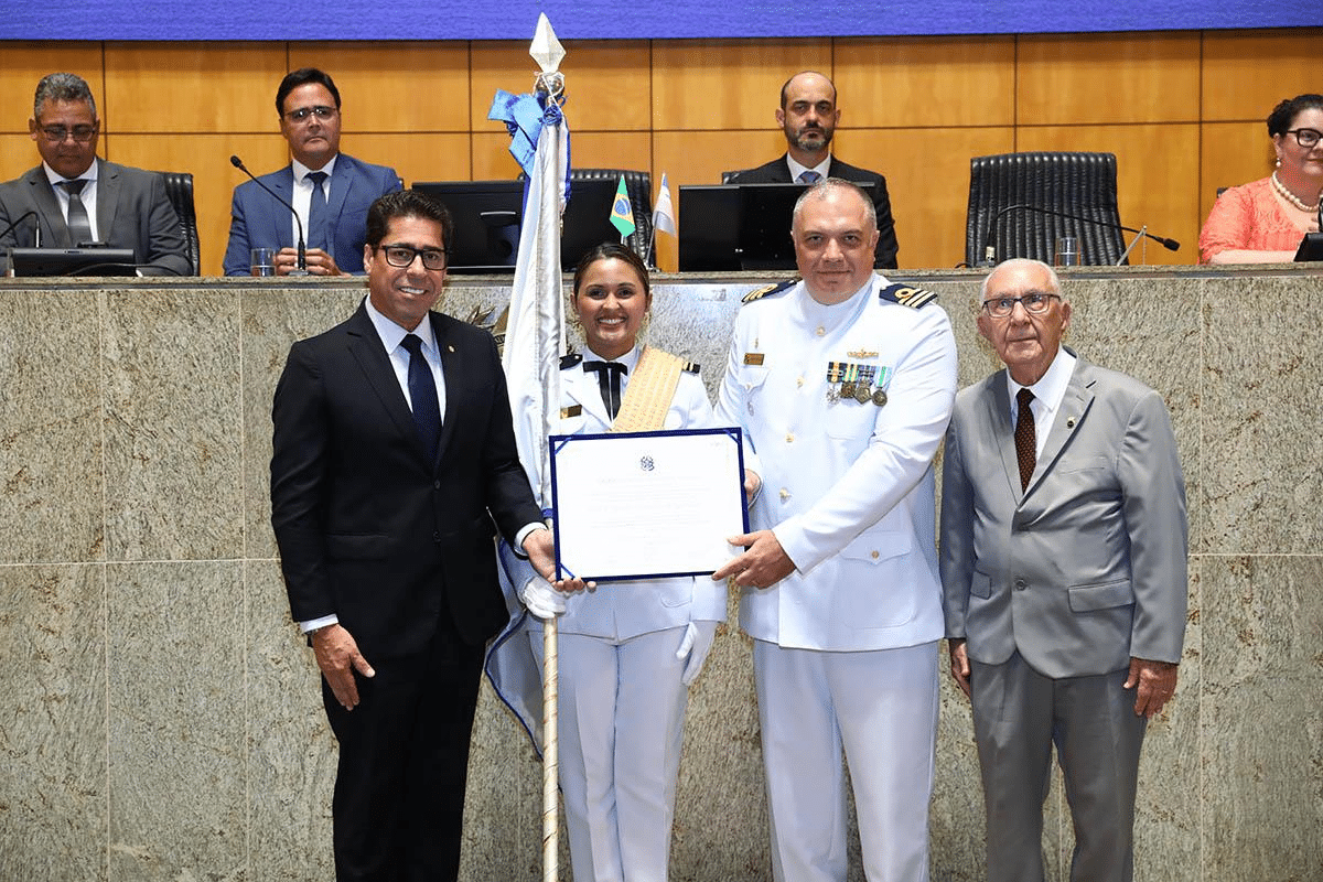Cerimônia de premiação militar com certificado de honra.