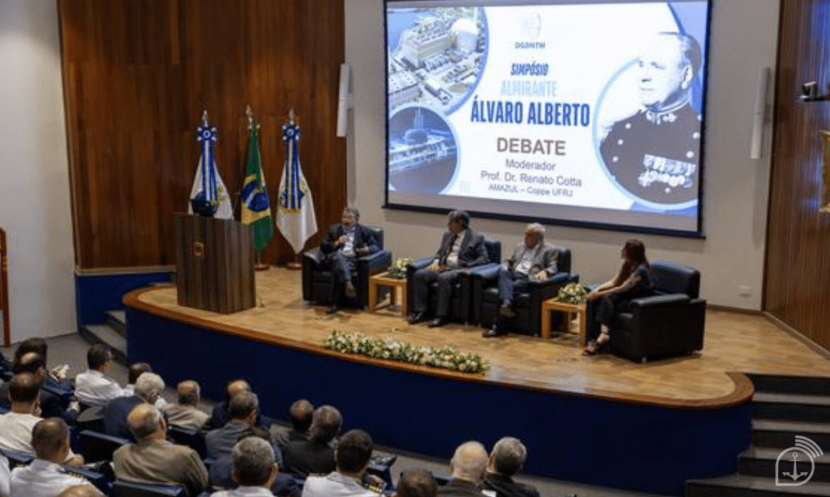 Debate no Simpósio Almirante Álvaro Alberto