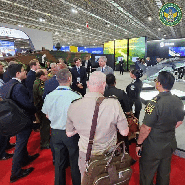 Grupo discute exibição de aviões em feira de defesa.