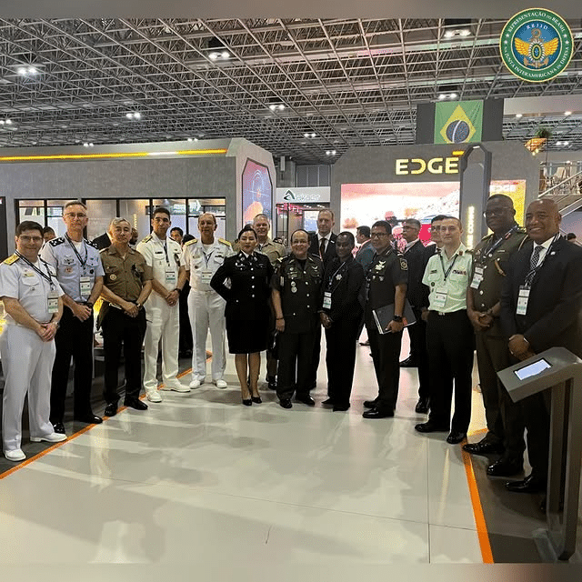 Militares em evento de defesa e segurança.