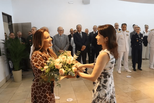 Troca de flores em cerimônia formal com oficiais.