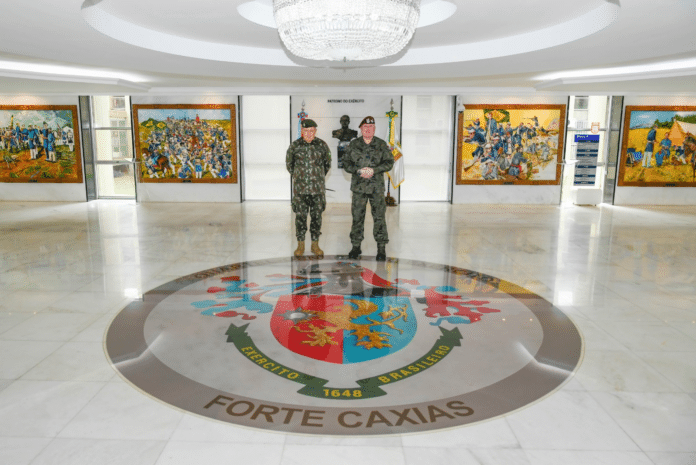 Militares no saguão do Forte Caxias, Exército Brasileiro.