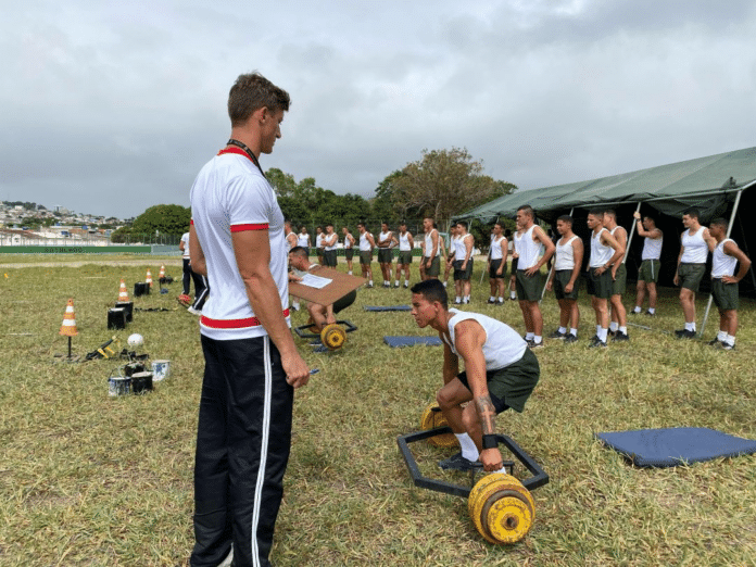 Treinamento militar ao ar livre com pesos.