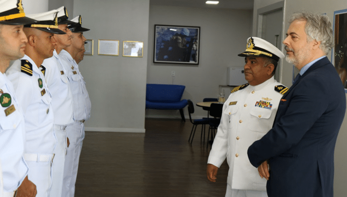 Oficiais da Marinha em reunião formal.