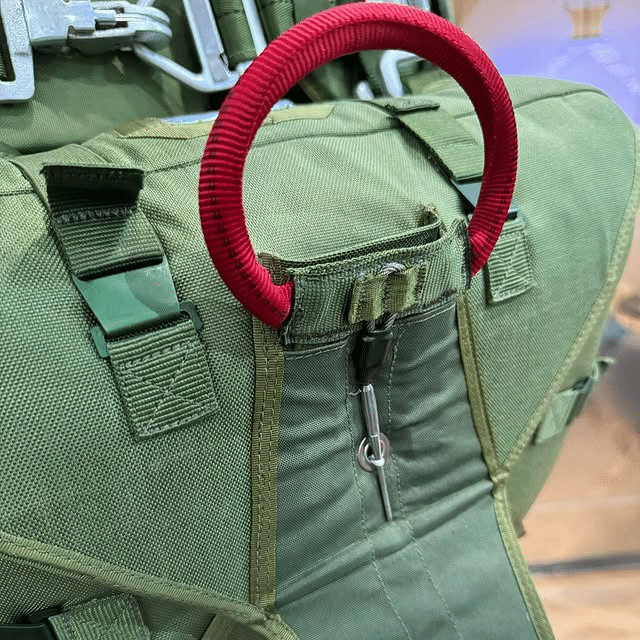 Detalhe de paraquedas com alça vermelha
